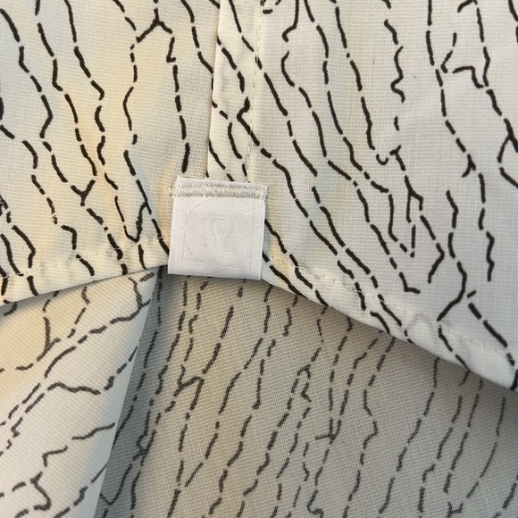 NWOT!! Men’s Lululemon short sleeve button down shirt - size large - Picture 3 of 5